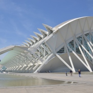 Las escaleras exteriores del Museo de las Ciencias fueron añadidas después de su construcción pues Santiago Calatrava olvidó dotar al edificio de una salida de emergencia | L.Osset.